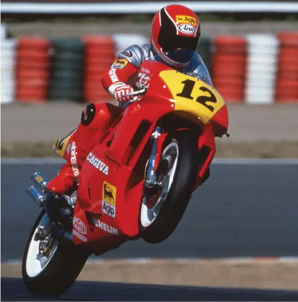  ??  ?? En 1989, sur la Cagiva 500 dans son exercice favori : le wheeling. Il ne monte qu’une fois sur le podium et n’est que 18e du championna­t du monde.