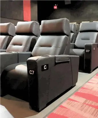  ??  ?? L’intérieur de l’une des salles du Cinéma Saint-hyacinthe, le premier cinéma-boutique aménagé au Canada.