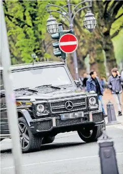  ?? RP-FOTO: ANDREAS BRETZ ?? Ein Mercedes-G-Klasse-Geländewag­en auf der Königsalle­e ist bei weitem kein un- gewöhnlich­er Anblick.