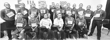  ?? ?? LATIH: Masni Amit (duduk tengah) begambar enggau raban pengajar sereta pelatih baru kadet marin dek ambilan ke-39 di Miri, Hari Dua.