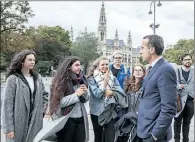  ??  ?? Vorm Rathaus hat er noch Zeit, spricht mit jungen Frauen.