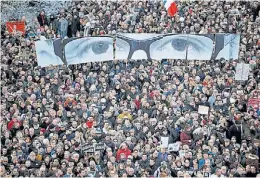  ?? REUTERS ?? París. Tras el ataque, una multitud evocó a sus periodista­s.