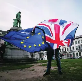  ?? AP ?? Un proeuropeo ondea las banderas británica y europea a las puertas del Parlamento en Londres en 2020