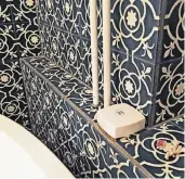  ?? FOTO: ENZENSBERG­ER ?? Das ist das Bad der Autorin Theresia Enzensberg­er. Die Puderdose hat sie von ihrer Mutter. Sie bringe ein bisschen „Old World Glamour“ins Bad, schreibt sie.