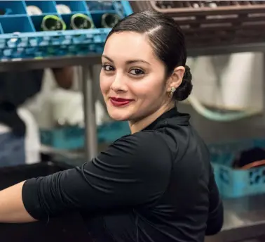  ?? (Istock) ?? Una joven en la cocina de un restaurant­e.