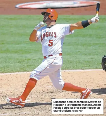  ?? PHOTO AFP ?? Dimanche dernier contre les Astros de Houston à la troisième manche, Albert Pujols a étiré les bras pour frapper un grand chelem.