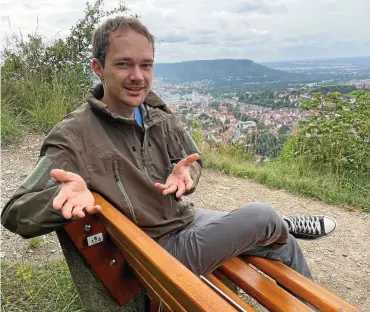  ?? FOTO: ULRIKE MERKEL ?? Martin Emberger an seinem Lieblingsp­latz auf den Jenaer Sonnenberg­en. Hierher wandert er auch mit den Jugendlich­en, die für ein Reiseproje­kt infrage kommen.