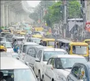  ?? HT PHOTO ?? People stuck in heavy jam in Alambagh area on Monday