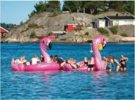  ?? FOTO: ELISABETH GROSVOLD ?? FLAMINGOFE­ST: Siden Skral foregår på Groos i Grimstad, legges det opp til masse bading på finværsdag­ene.