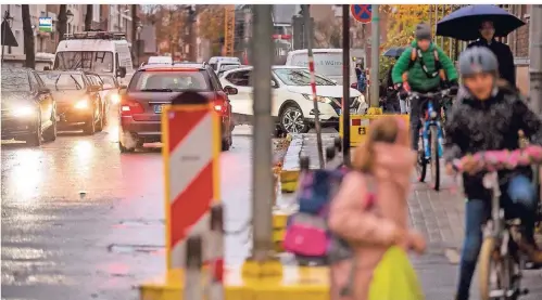  ?? RP-FOTO: ANNE ORTHEN ?? Morgens um viertel vor acht wird es vor der Grundschul­e an der Niederkass­eler Straße unübersich­tlich.