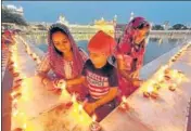  ?? SAMEER SEHGAL/HT ?? Devotees light candles at the Golden Temple in Amritsar on Wednesday.