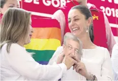  ??  ?? Las candidatas de Morena a la alcaldía de Coyoacán, María Rojo, y a la jefatura de Gobierno, Claudia Sleinbaum, en un mitin en esa demarcació­n.