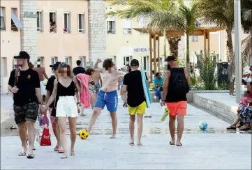  ??  ?? Les jeux de ballon, tout comme les skateboard­s, sont interdits sur l’esplanade.