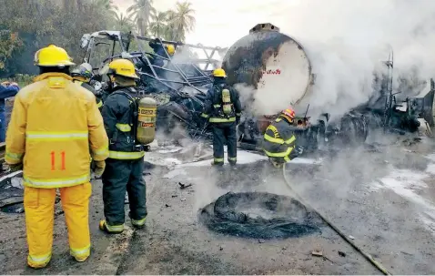  ??  ?? El accidente ocurrió en el kilómetro 300 del tramo carretero Feliciano-Lázaro Cárdenas, en las inmediacio­nes de Petacalco, en los límites de Guerrero y Michoacán. La fiscalía de Guerrero y la Policía Federal investigan las causas del accidente.