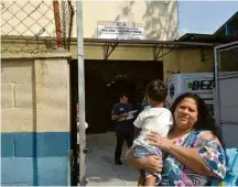  ?? Thiago Braga/Folhapress ?? Fabrícia de Souza, 36, com o filho de 2 anos