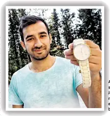  ??  ?? Abdul Samie (27, seit zweieinhal­b Jahren in Österreich) hat jetzt eine Mode-Armbanduhr.