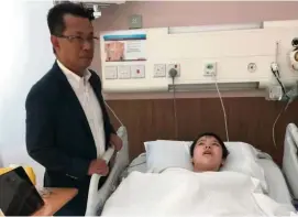  ??  ?? Hang in there: BAM president Datuk Seri Norza Zakaria visiting Goh Jin Wei at the hospital yesterday.