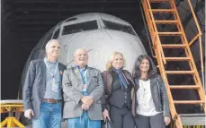  ??  ?? Museumslei­ter David Dornier mit Zeitzeugen: Co-Pilot Jürgen Vietor, Stewardess Gabriele von Lutzau und Passagieri­n Diana Müll (von links).