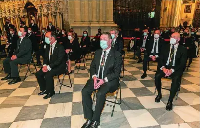  ??  ?? El presidente García-Page asiste a la misa en la Catedral de Toledo