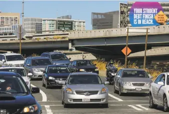  ?? Gabrielle Lurie / The Chronicle 2017 ?? Cars exit Highway 101 at Fourth and Bryant streets in S.F. last year. Transit officials are looking at creating carpool lanes with a fee on Highway 101 and Interstate 280 for a faster commute.