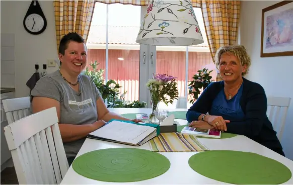  ?? Bild: CARINA NILSSON ?? VÅGA FRÅGA. Helena Jardelid och Anette Candell utbildar kommunanst­ällda i psykisk livräddnin­g. De vill få alla att våga börja prata mer om psykiska ohälsa.