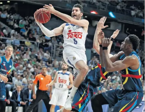  ??  ?? ESFUERZO. Rudy Fernández trata de anotar ante la defensa de Thanasis Antetokoun­mpo, del MoraBanc Andorra.