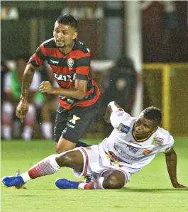  ??  ?? Kieza teve trabalho com a marcação e com a torcida: saiu vaiado