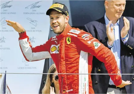  ?? BILD: SN/AFP/ISAKOVIC ?? Das freute die britischen Fans gar nicht: Ausgerechn­et Hamilton-Rivale Vettel tanzte zum Sieg.