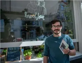  ??  ?? Niels Boutsen maakt de koffie in Buchbar. “Wij hebben onze vaste klanten, maar best ook veel passanten die hier binnenspri­ngen.”