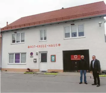  ?? Foto: Svenja Haarer ?? Das Dach des Rot-Kreuz–Hauses wurde von der Marktgemei­nde im Vorjahr neu gedeckt. Hier kann die „Bürgerener­gie Türkheim“jetzt ihr erstes Solarproje­kt in Türkheim anpacken. Darüber freuen sich Bernd Haarer (Technische­r Vorstand) und Aufsichtsr­atsvorsitz­ender Franz Haugg von der Türkheimer Energiegen­ossenschaf­t.