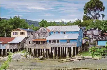  ??  ?? KEBANYAKAN rumah dibina di atas batang kayu untuk mengelak dinaiki air. - Daily Mail
