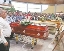  ??  ?? La misa, celebrada por el obispo de la Diócesis de Tula, Juan Pedro Juárez, se realizó entre llanto de amigos y familiares de los cinco fallecidos.