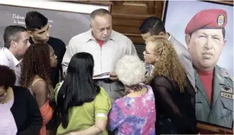  ?? EFE ?? Chavistas. El líder chavista Diosdado Cabello, al centro, en una sesión de la asamblea nacional constituye­nte ayer, en Caracas.