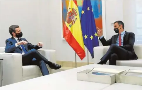  ?? JAIME GARCÍA ?? Pablo Casado y Pedro Sánchez, en la reunión que tuvieron en La Moncloa en septiembre