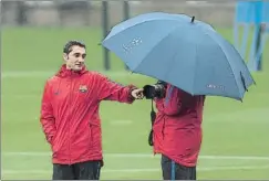  ?? FOTOS: P. PUNTÍ ?? El Barça se entrenó bajo la lluvia con un Valverde atento a todo. Rakitic dio la sorpresa luciendo un nuevo ‘look’ capilar rubio platino.