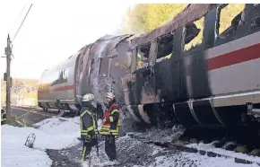  ?? FOTOS: DPA ?? Die Ursache des Brandes war zunächst noch unklar. Sachverstä­ndige begutachte­ten den völlig ausgebrann­ten Waggon.