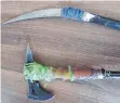  ?? FOTO: POLIZEI NÖRDLINGEN ?? Diese beiden selbstgeba­uten Waffen wurden in einem Rosenbeet in Nördlingen gefunden.