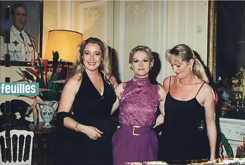  ??  ?? Marine Le Pen et ses soeurs Yanne t Marie-Caroline en 1998 sous unpor trait de leur père en tenue d’officier