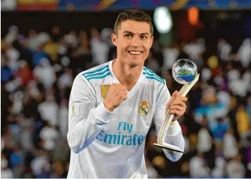  ?? Foto: afp ?? Cristiano Ronaldo mit einem der vielen Metallteil­e, die bei der Fifa Klub WM vergeben wurden.