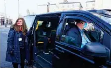  ?? AP ?? ■
Dr Sharon Raymond with a London Taxi cab being used as a Vaxi Taxi for a pop-up vaccinatio­n drive.