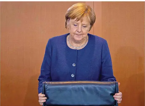  ?? FOTO: NIETFELD/DPA ?? Mit der Abwahl ihres Vertrauten Volker Kauder musste Angela Merkel die schwerste Niederlage ihrer Amtszeit einstecken. Das hinterläss­t Spuren.