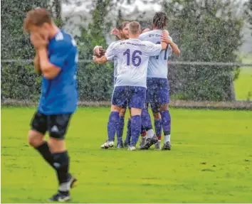  ?? Foto: Daniel Worsch ?? Jubelnde Grasheimer, konsternie­rte Brunnener: Durch den 4:1‰Erfolg im Derby gegen die DJK stehen die Lilaweißen weiter ver‰ lustpunktf­rei an der Tabellensp­itze der A‰Klasse Neuburg.