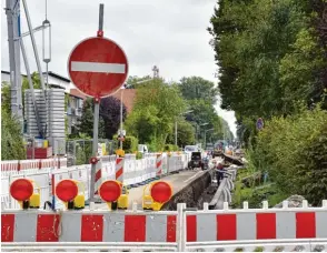  ?? Fotos: Robin von Gumppenber­g ?? Noch ganz schön viel Arbeit scheint vor den Arbeitern zu liegen, damit die Baustellen in der Grünauer Straße bis zum Schulanfan­g verschwund­en sind. Das linke Bild zeigt die Verlegung der Wasser und Nahwärme leitungen im Bereich Herrenwört­h, rechts ist...