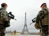  ?? Reuters ?? Sentinelle Due soldati in servizio vicino alla Torre Eiffel nell’ambito dell’operazione Sentinelle, che ha portato i militari nelle strade dopo gli attentati