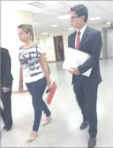  ??  ?? Sandra Mareco Medina se retira del tribunal al no declarar, pero fue citada para la otra semana.