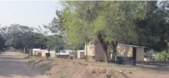  ??  ?? Las precarias viviendas instaladas en el espacio destinado a plaza y edificios públicos en el barrio La Merced. Un grupo de pobladores exige el despeje del predio.