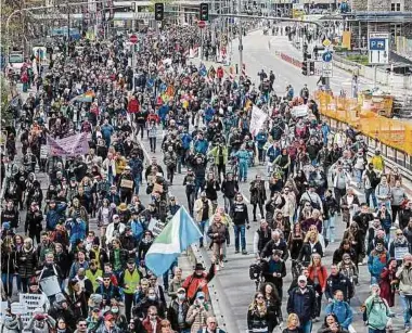  ?? Foto: dpa ?? Die Pflicht zum Masketrage­n wurde bei der Querdenker-Demonstrat­ion massenhaft verletzt.