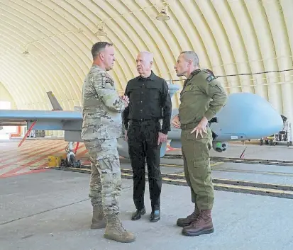  ?? EFE ?? Cita. El ministro de Defensa israelí, Yoav Gallant (C), charla con el jefe del Comando Central de EE.UU.
