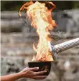  ?? Foto: afp ?? Um das olympische Feuer für die Winter  spiele 2018 in Pyeongchan­g zu entzün  den, musste ein wenig Tradition geopfert werden.