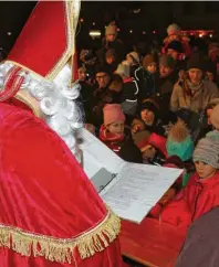  ?? Foto: Andreas Hoehne ?? Er wird von den kleinen Besuchern des Weihnachts­markts mit Spannung erwartet: der Besuch des Nikolaus.